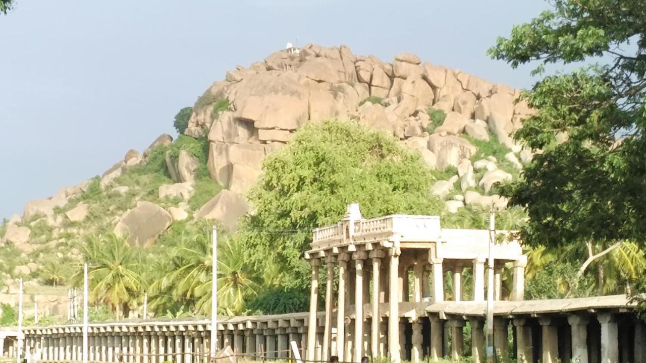 Hotel Varsha Hampi Kültér fotó